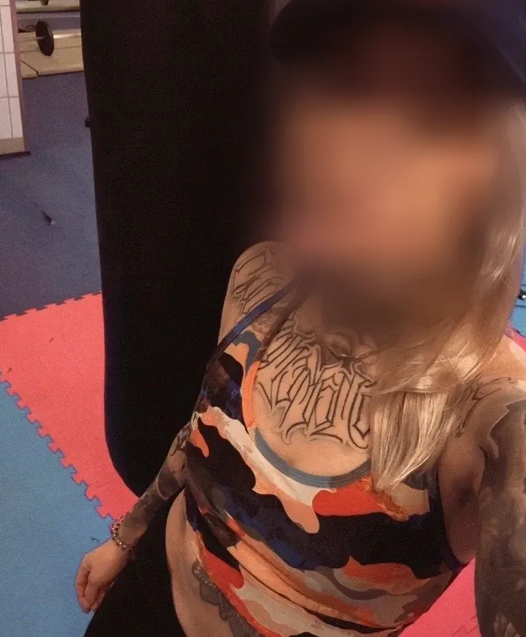 Lara, 23