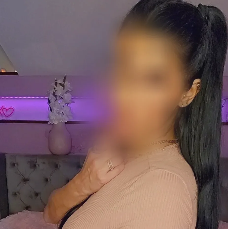 Leonie, 33