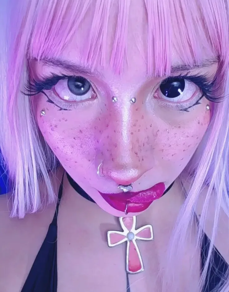 Sabrina, 29